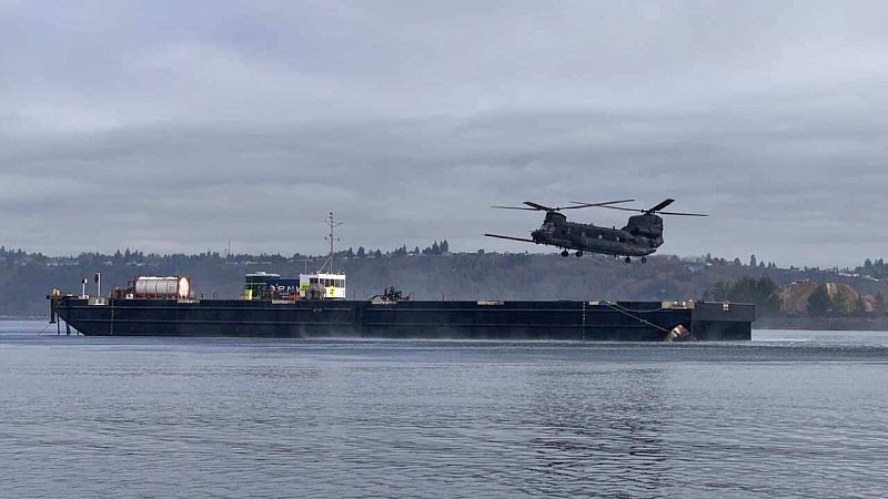 Посадка тяжелого транспортного вертолета MH-47 "Чинук" на автономную баржу, США Посадка тяжелого транспортного вертолета MH-47 "Чинук" на автономную баржу, США